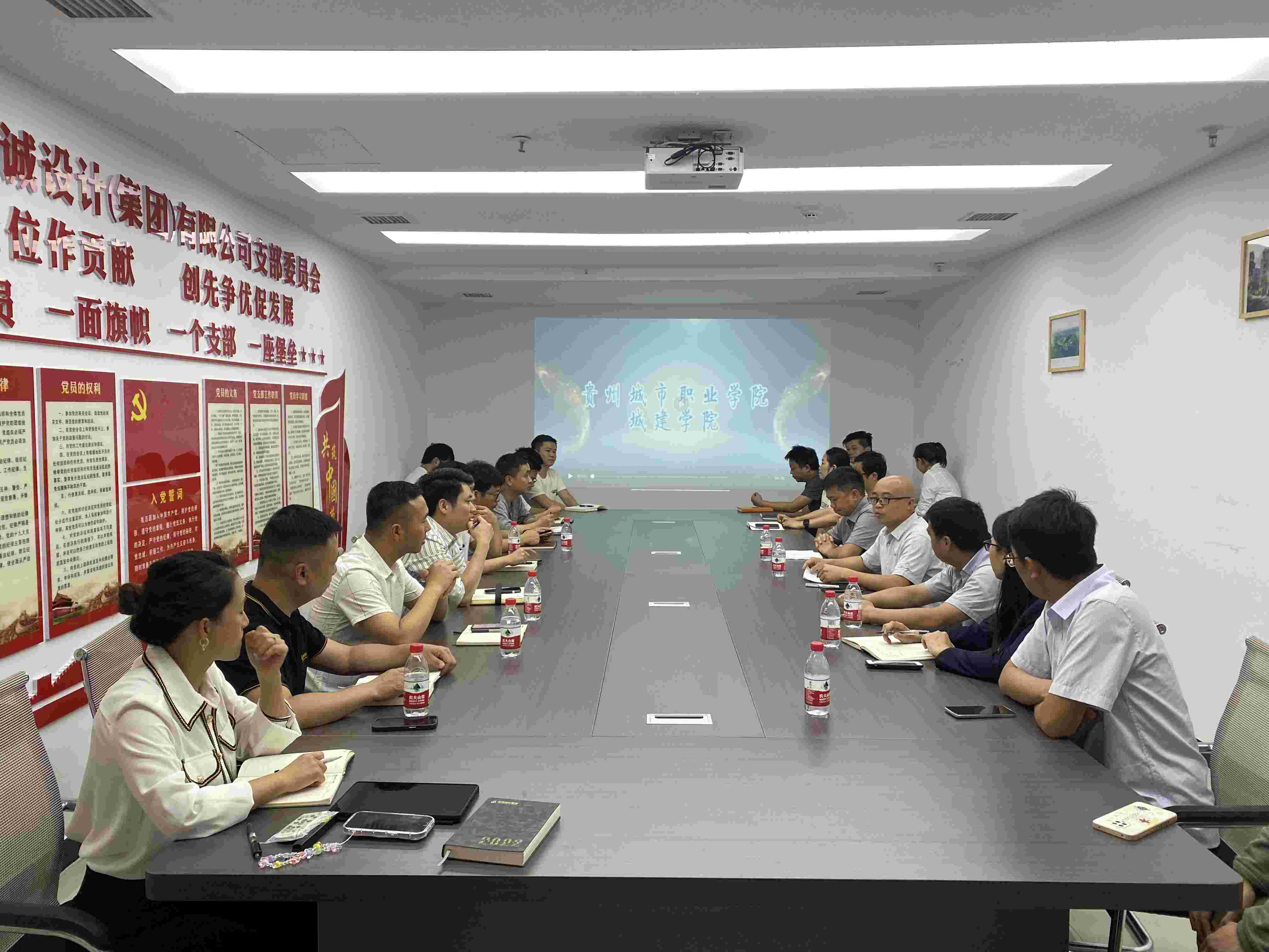 <b>���ݳ���ְҵѧԺ�쵼���ҹ�˾���е���</b>